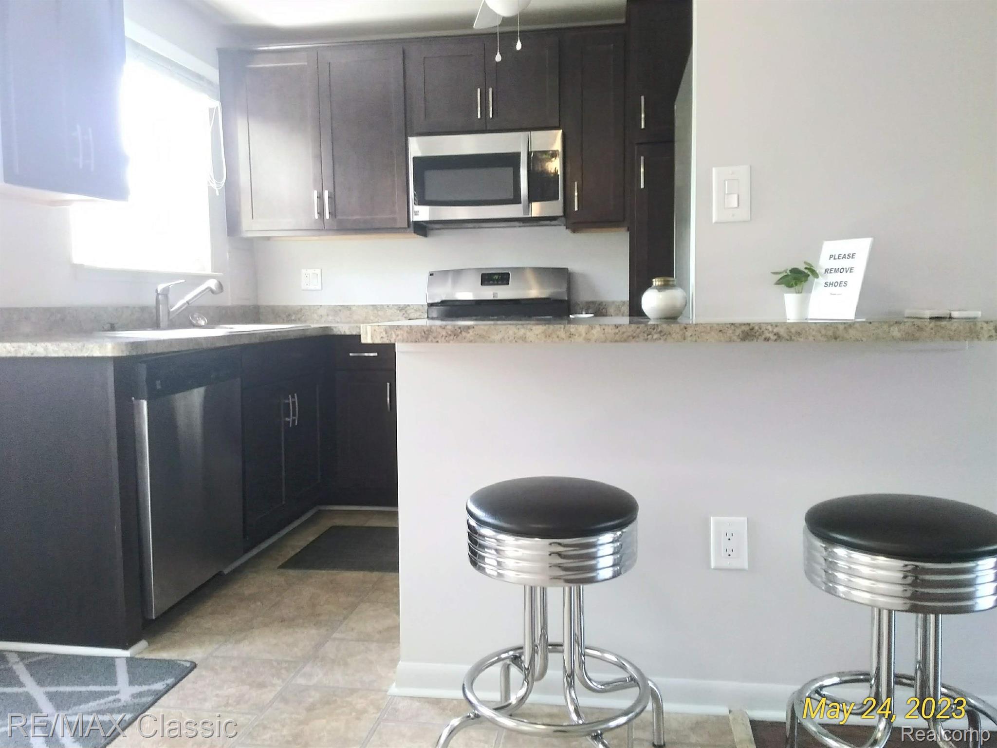 2811 West 13 Mile Road, Unit 2 Royal Oak, MI 48073 - Photo 6 of 23 Remodeled Kitchen w/breakfast bar
