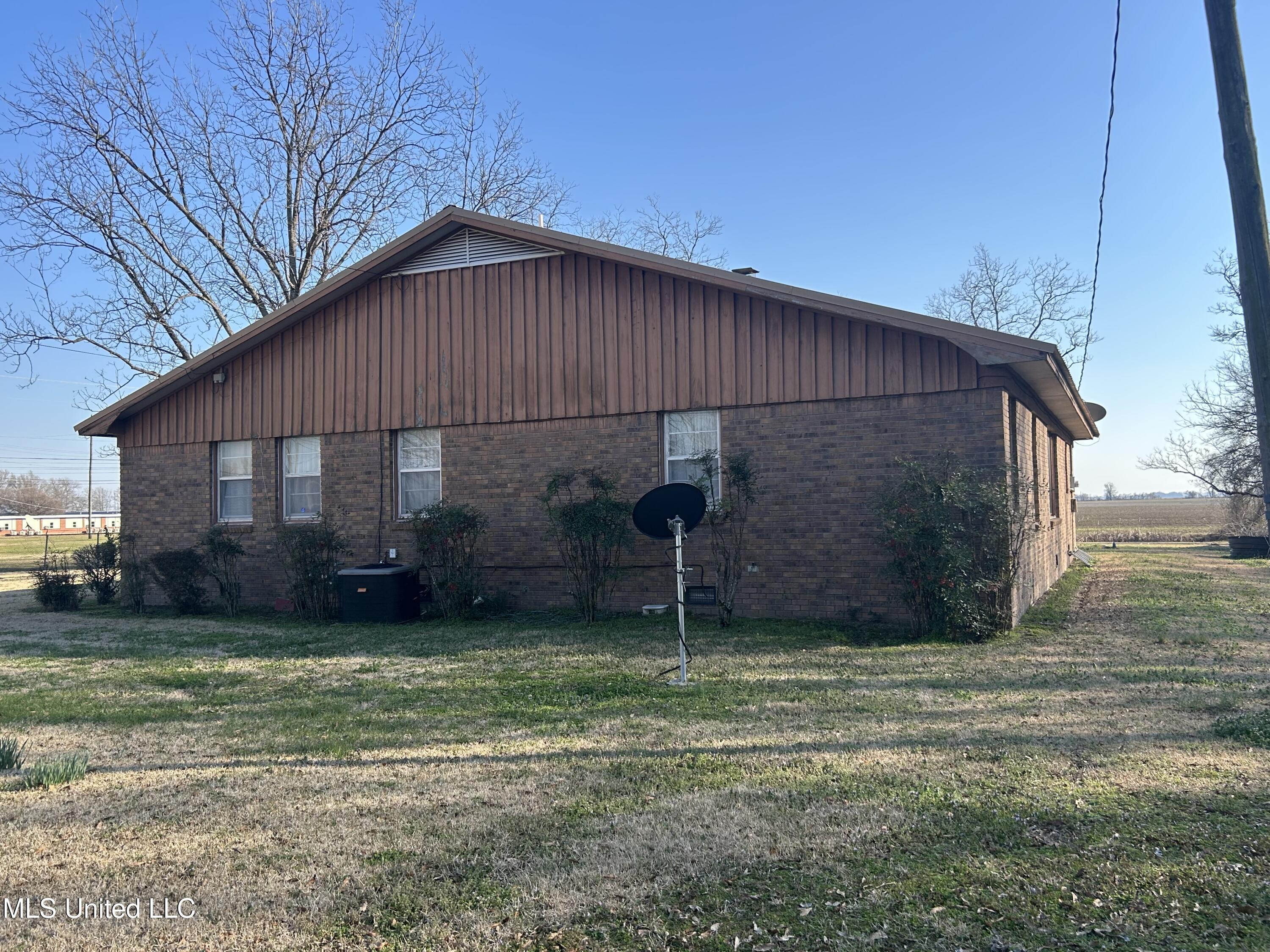 10 Worley Drive Tutwiler, MS 38963 - Photo 2 of 21 IMG_9323