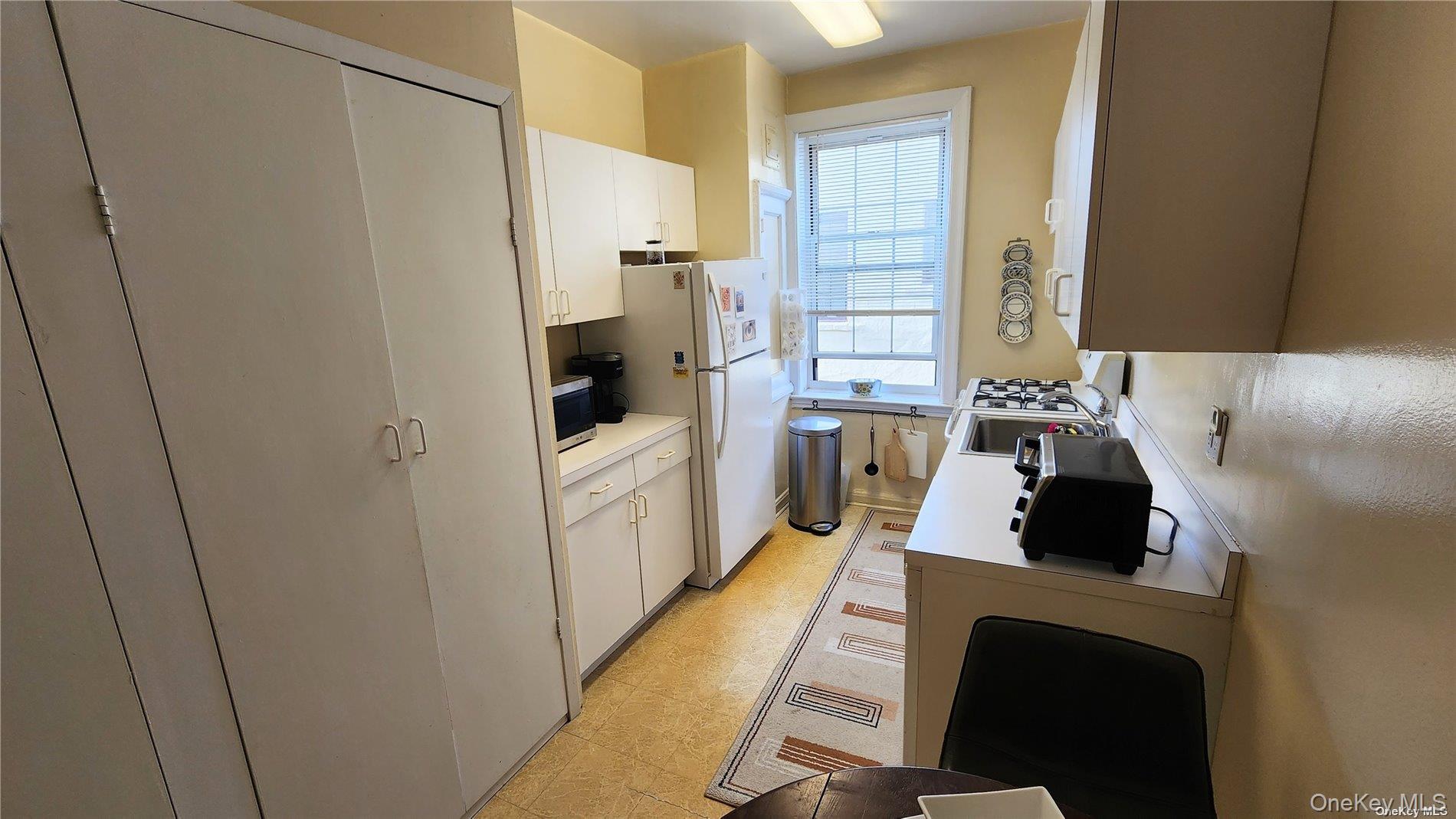 4 Maple Drive, Unit 6H Great Neck, NY 11021 - Photo 7 of 14 a bathroom with sink and a bathtub