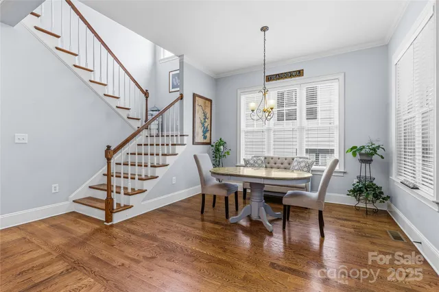 a view of livingroom with furniture