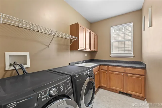 $3,500 | 706 Versailles Parkway, Oswego, IL 60543