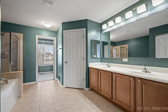 $3,500 | 706 Versailles Parkway, Oswego, IL 60543