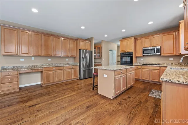 $3,500 | 706 Versailles Parkway, Oswego, IL 60543