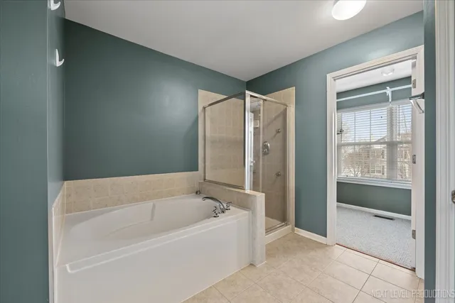 $3,500 | 706 Versailles Parkway, Oswego, IL 60543