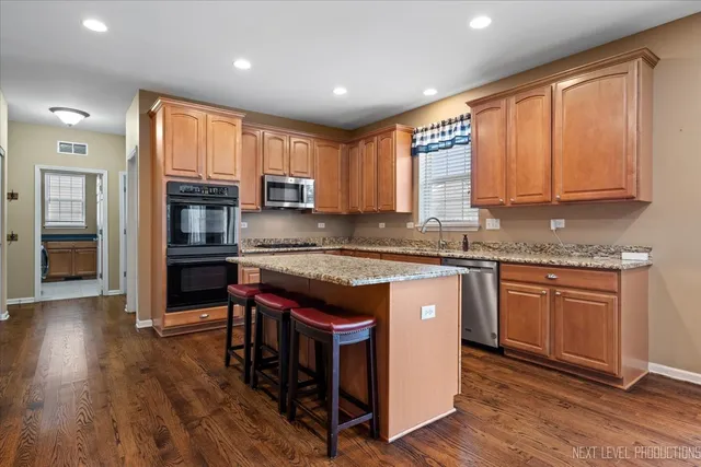 $3,500 | 706 Versailles Parkway, Oswego, IL 60543