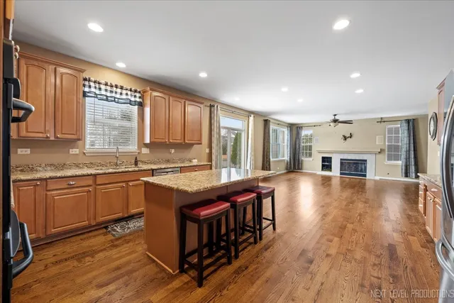 $3,500 | 706 Versailles Parkway, Oswego, IL 60543