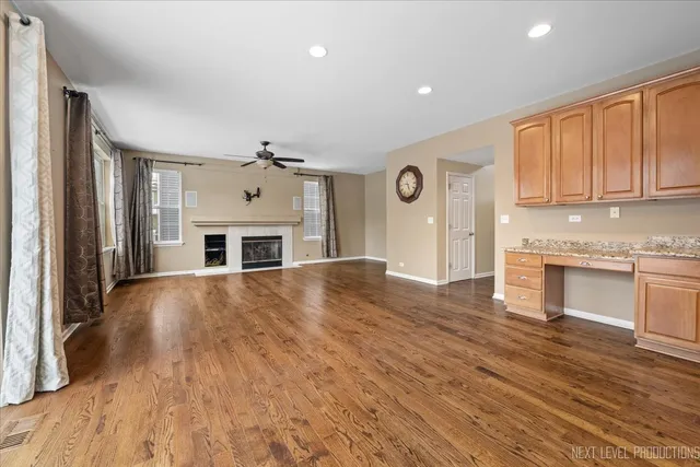 $3,500 | 706 Versailles Parkway, Oswego, IL 60543