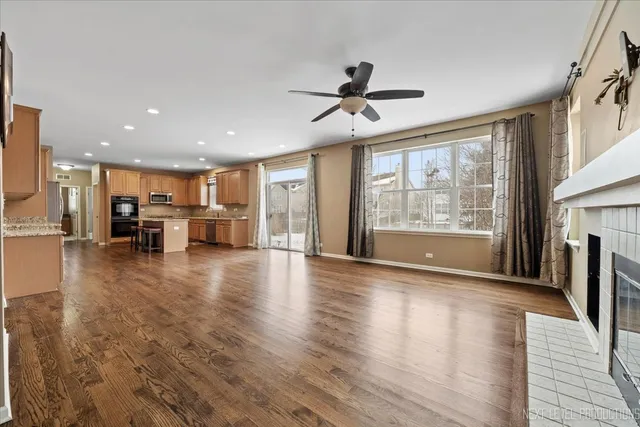 $3,500 | 706 Versailles Parkway, Oswego, IL 60543