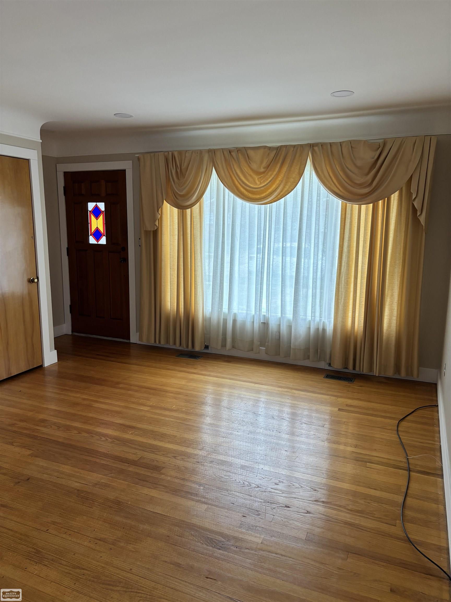 11193 Dale Warren, MI 48089 - Photo 2 of 17 50176628-42ab8d48-5391-43e6-9a10-8b5f62c7adf2.JPG