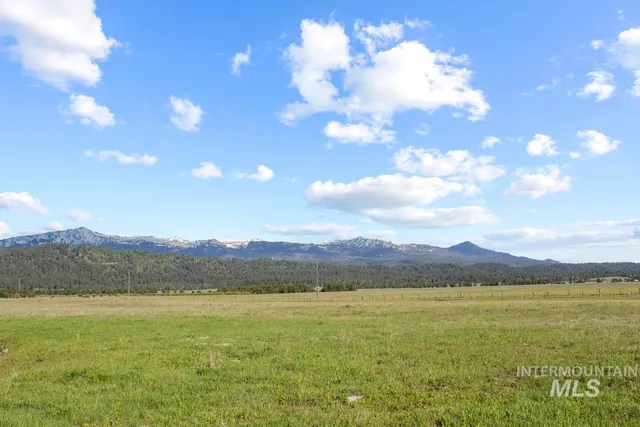 $400,000 | Sixty Sixty Lane, Cascade, ID 83611