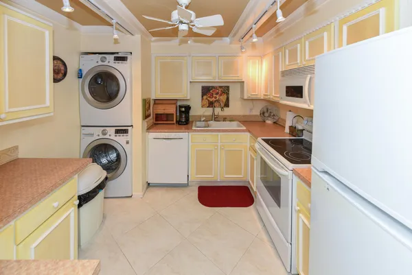 $299,500 | 1357 Northeast Ocean Boulevard, Unit 317, Jensen Beach, FL 34957