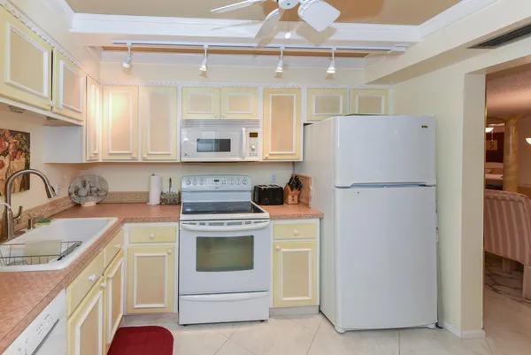 $299,500 | 1357 Northeast Ocean Boulevard, Unit 317, Jensen Beach, FL 34957
