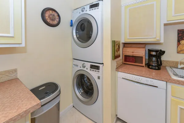 $299,500 | 1357 Northeast Ocean Boulevard, Unit 317, Jensen Beach, FL 34957