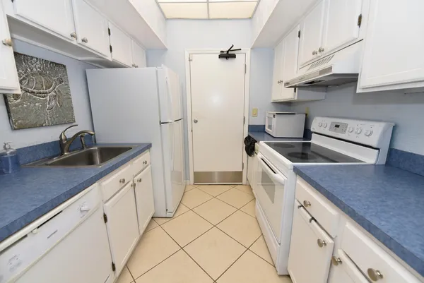 $299,500 | 1357 Northeast Ocean Boulevard, Unit 317, Jensen Beach, FL 34957