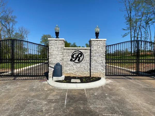 a view of a fence deck