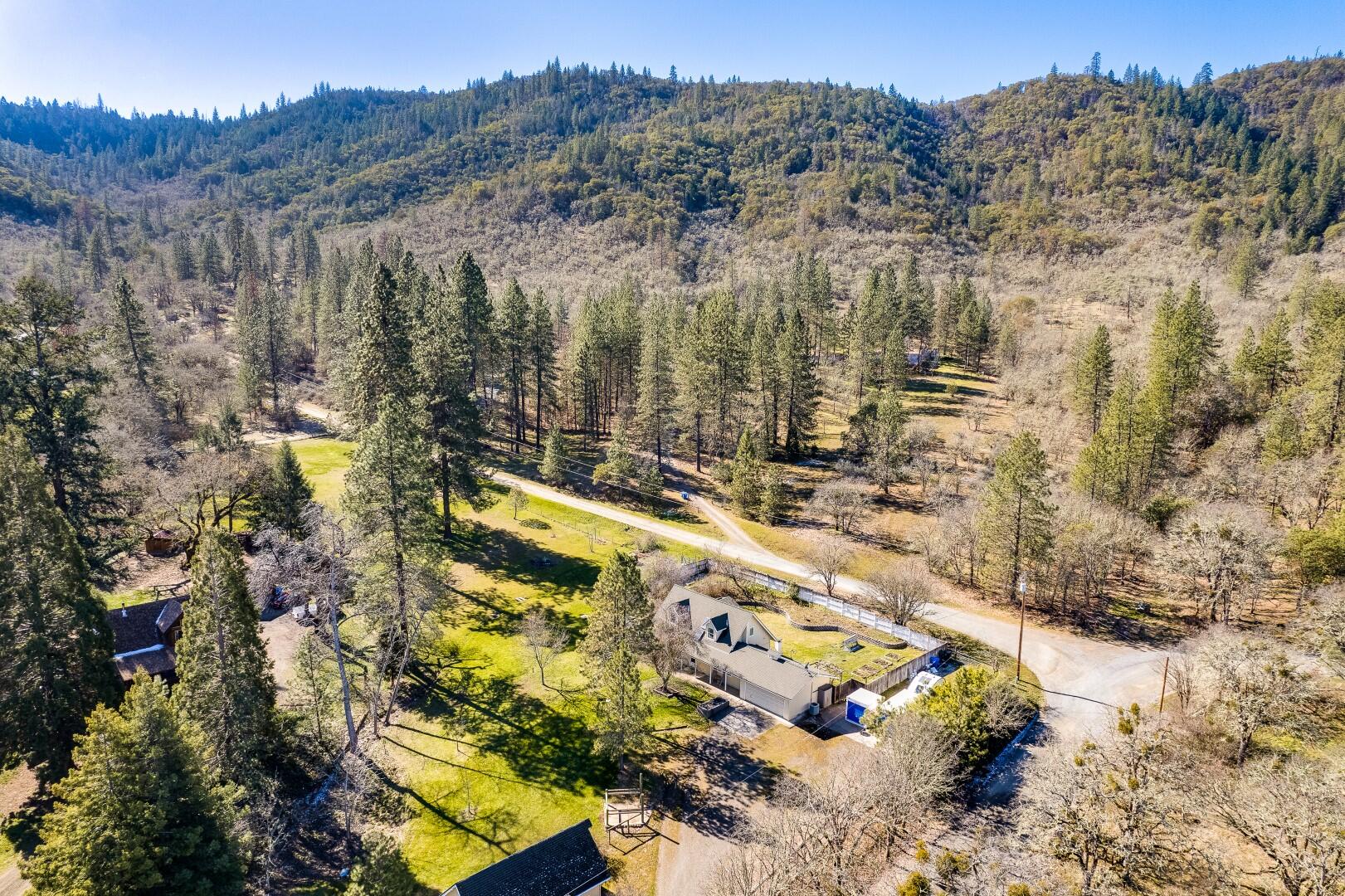 8221 Colonial Way Central Point, OR 97502 - Photo 2 of 24 2