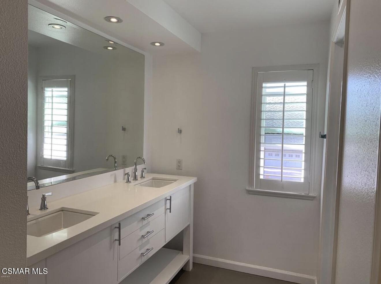 924 Thistlegate Road Oak Park, CA 91377 - Photo 17 of 20 a bathroom with a double vanity sink and a bathtub