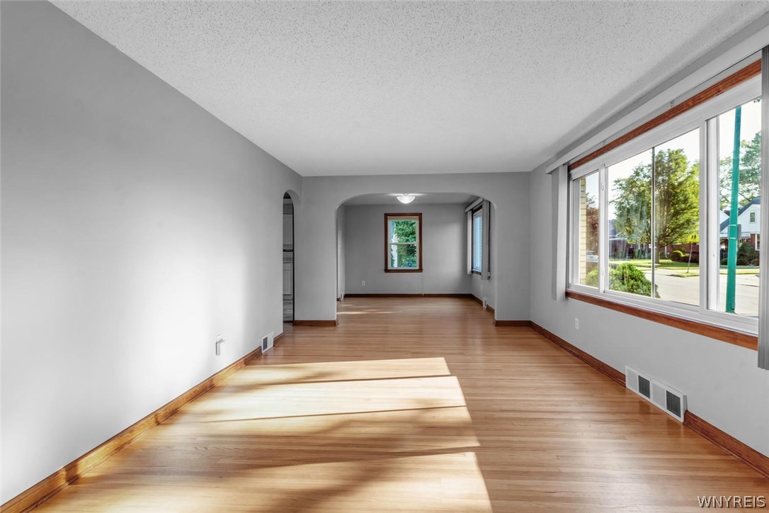 678 Mapleview Road Cheektowaga, NY 14225 - Photo 4 of 27