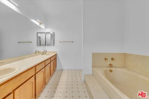 $899,000 | 10465 Eastborne Avenue, Unit 206, Los Angeles, CA 90024