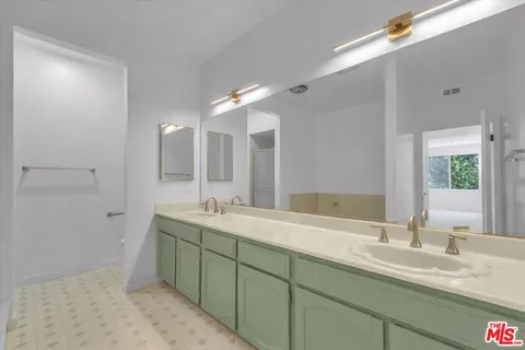 $989,000 | 10465 Eastborne Avenue, Unit 206, Los Angeles, CA 90024