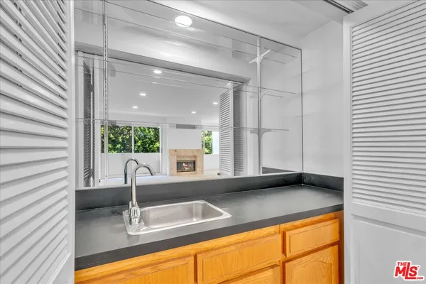 $939,000 | 10465 Eastborne Avenue, Unit 206, Los Angeles, CA 90024