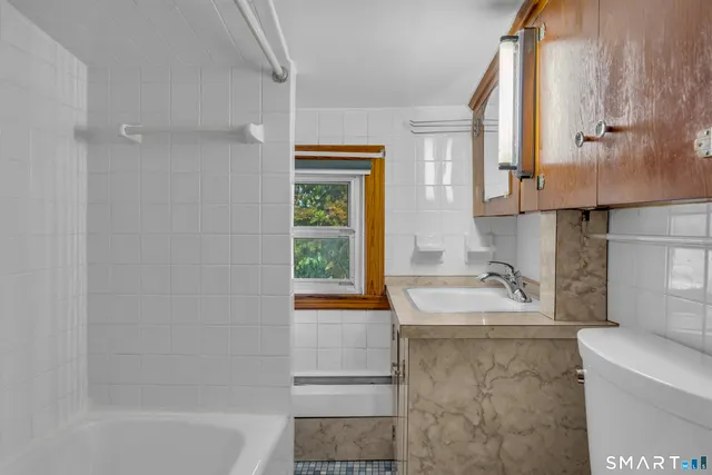 $295,000 | 25 Rose Hill Road, Branford, CT 06405