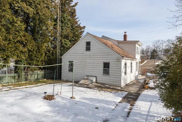 $295,000 | 25 Rose Hill Road, Branford, CT 06405