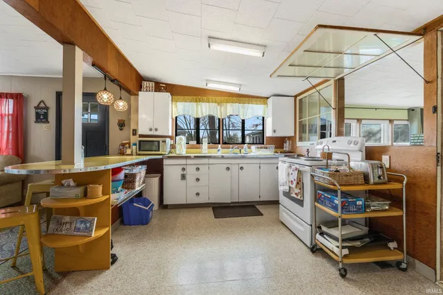 $345,000 | 85 EMS B42E Lane, Leesburg, IN 46538