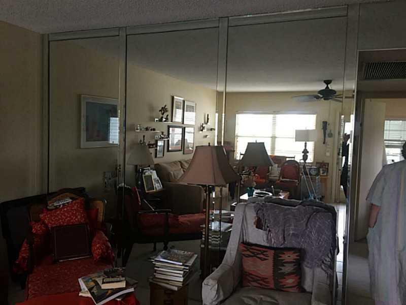 228 Suffolk F, Unit 228 Boca Raton, FL 33434 - Photo 3 of 18 Living Room