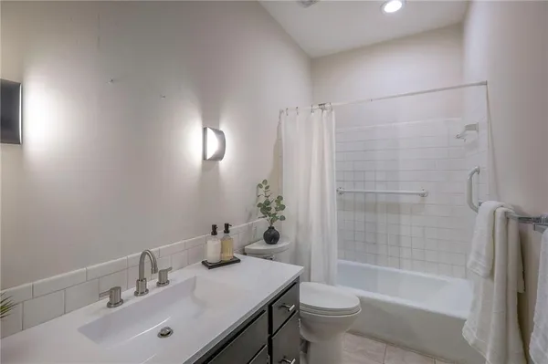 $136,900 | 468 West 104th Street, Unit A, Kansas City, MO 64114
