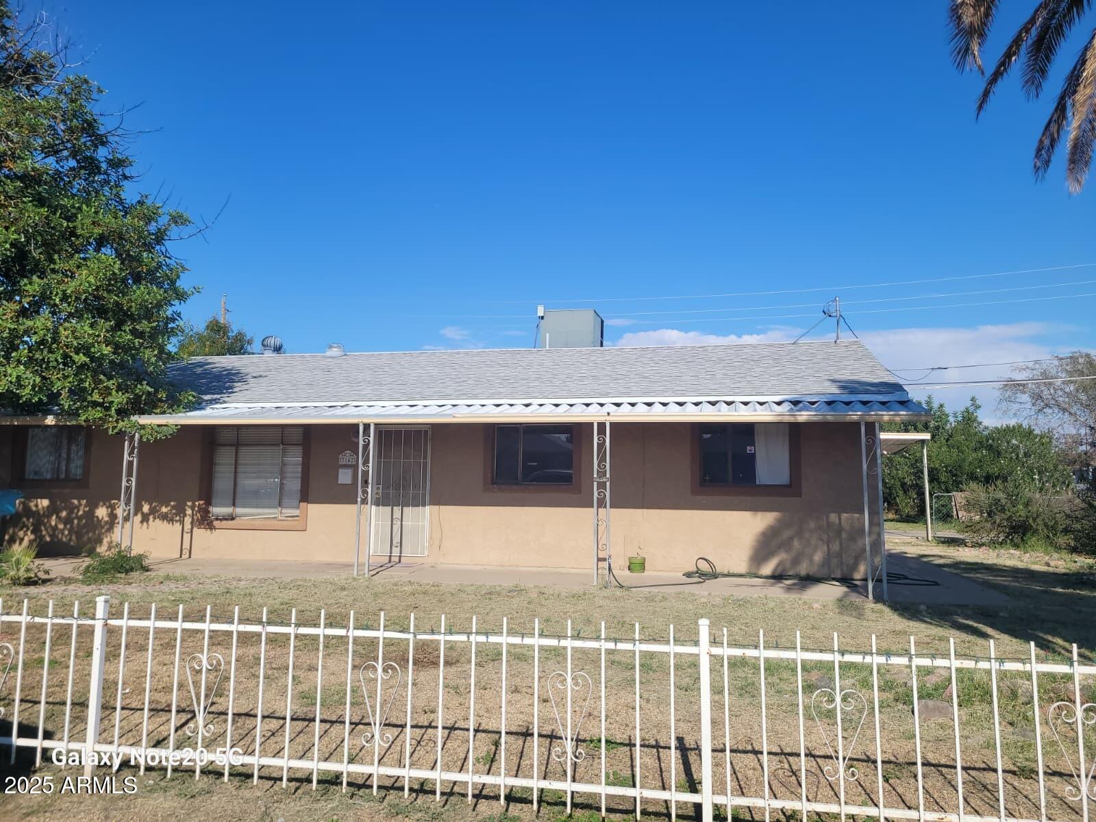 a view of a house with a backyard