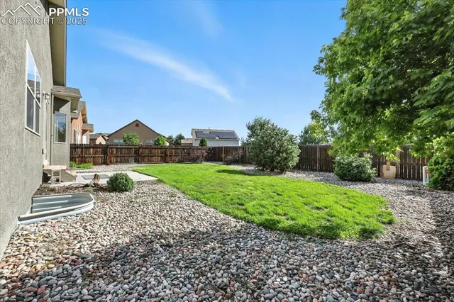 a view of a back yard