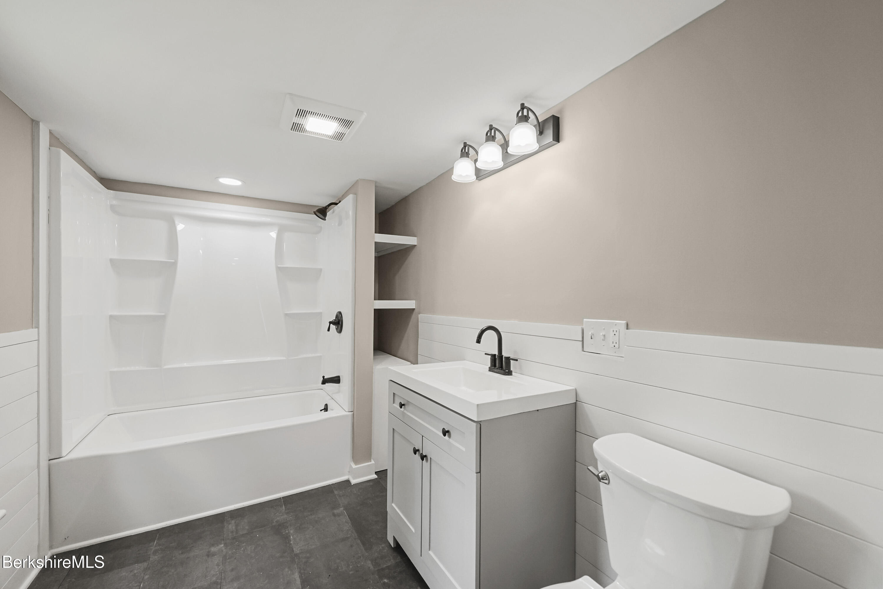 26 Davis Street Pittsfield, MA 01201 - Photo 15 of 29 120 Bathroom