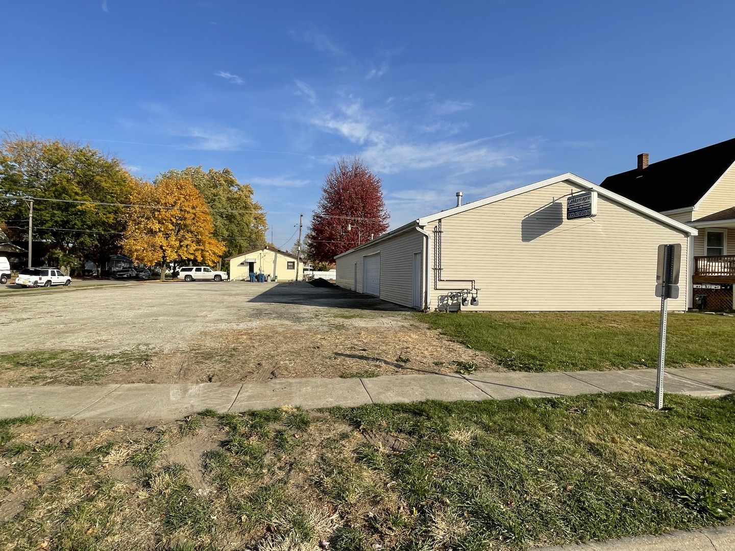 1291 West Station Street Kankakee, IL 60901 - Photo 2 of 10 a view of a backyard of the house