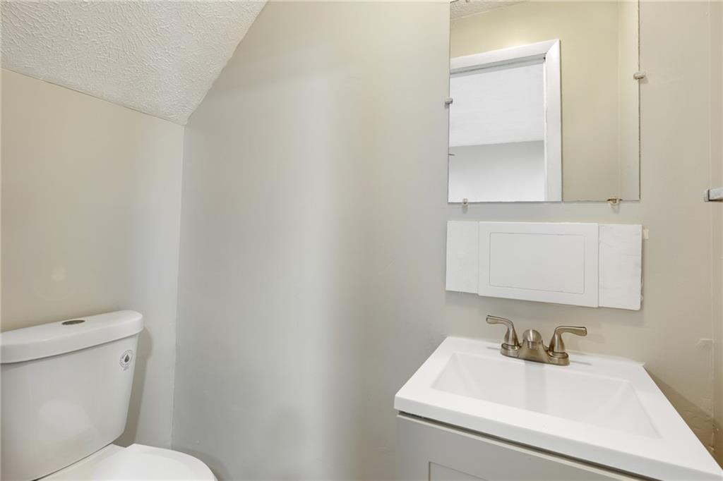 566 Lucia Road Pittsburgh, PA 15221 - Photo 6 of 24 Gallery Image 6