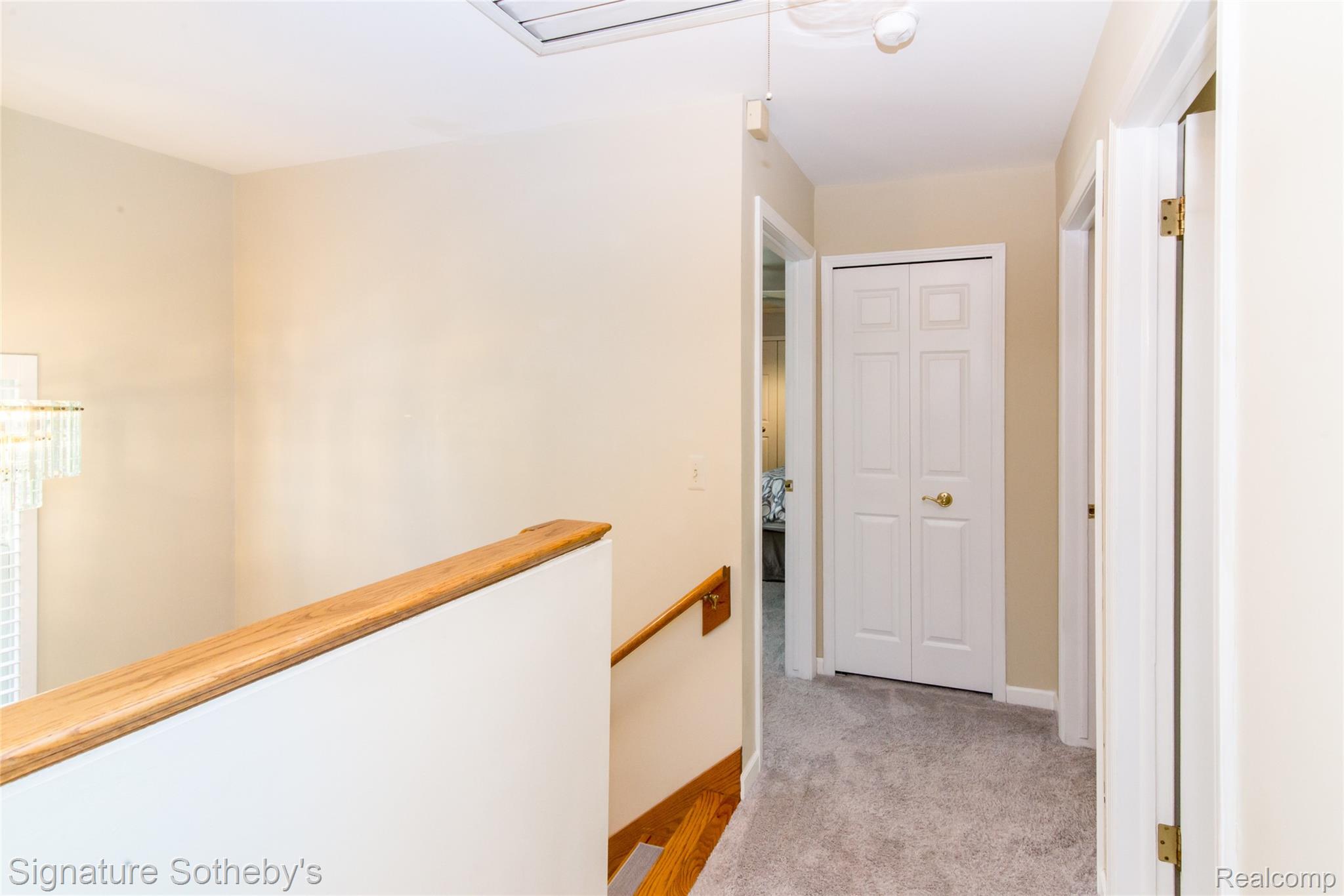 576 Ten Point Drive Rochester, MI 48309 - Photo 19 of 51 Upstairs Hallway