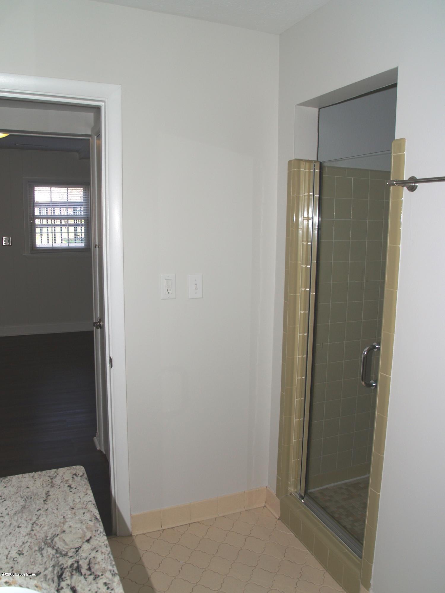 4013 Wimpole Road Louisville, KY 40218 - Photo 31 of 36 P1010692