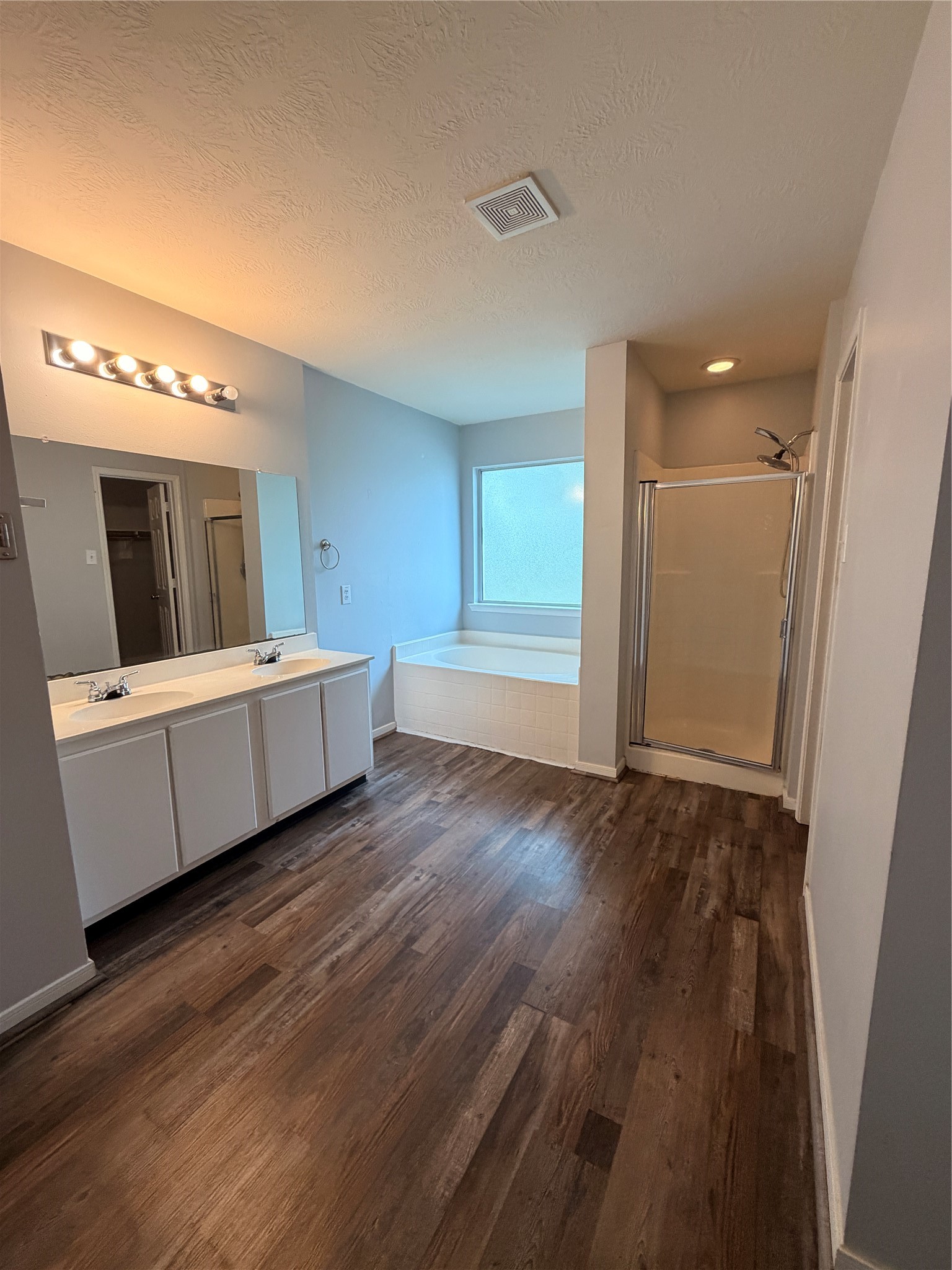 919 Ivycroft Lane Spring, TX 77373 - Photo 15 of 20 Primary bathroom with double sink.