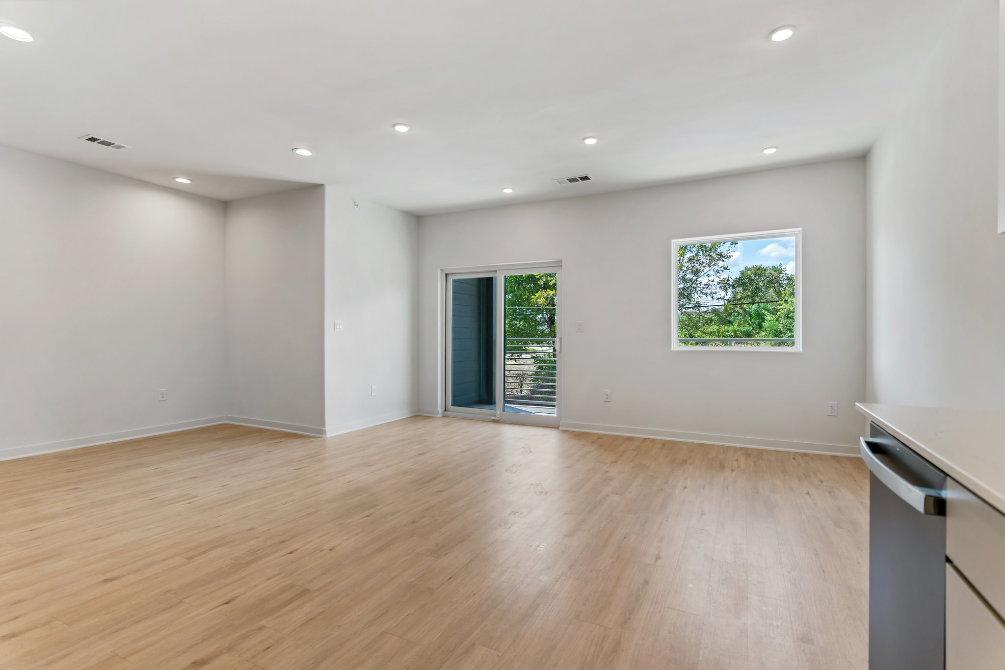 100 West Mockingbird Lane Austin, TX 78745 - Photo 7 of 24 an empty room with windows