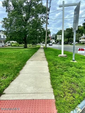 a view of yard with green space