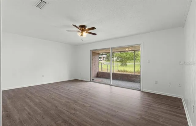 a view of a back yard