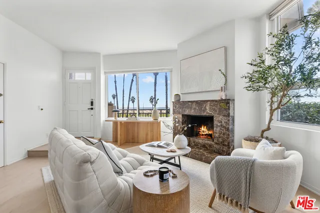 $1,199,000 | 118 Wadsworth Avenue, Unit 1, Santa Monica, CA 90405