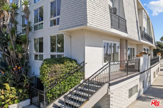 $1,199,000 | 118 Wadsworth Avenue, Unit 1, Santa Monica, CA 90405