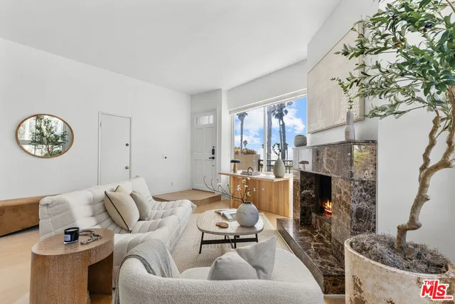 $1,199,000 | 118 Wadsworth Avenue, Unit 1, Santa Monica, CA 90405
