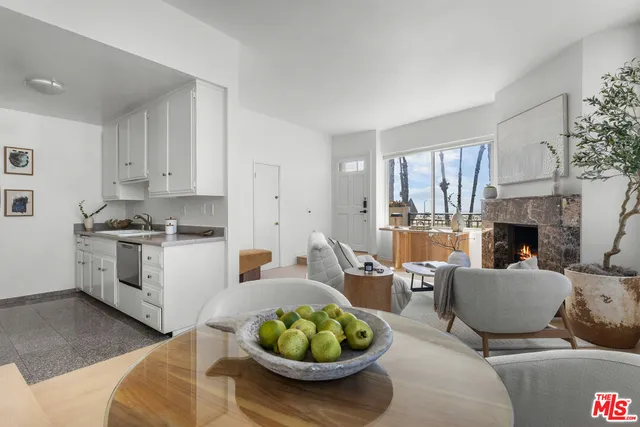 $1,199,000 | 118 Wadsworth Avenue, Unit 1, Santa Monica, CA 90405