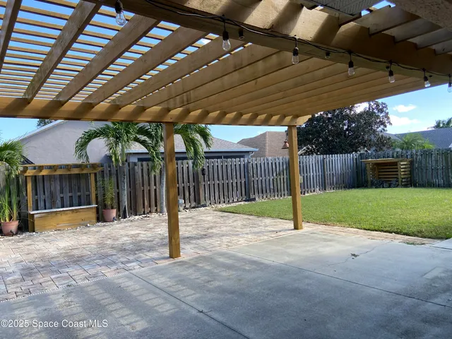 a view of a backyard