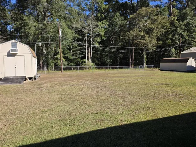 a view of a backyard