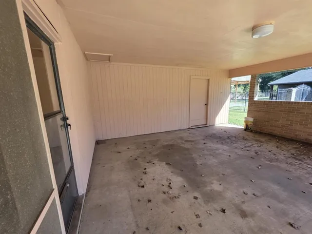 a view of entryway and kitchen