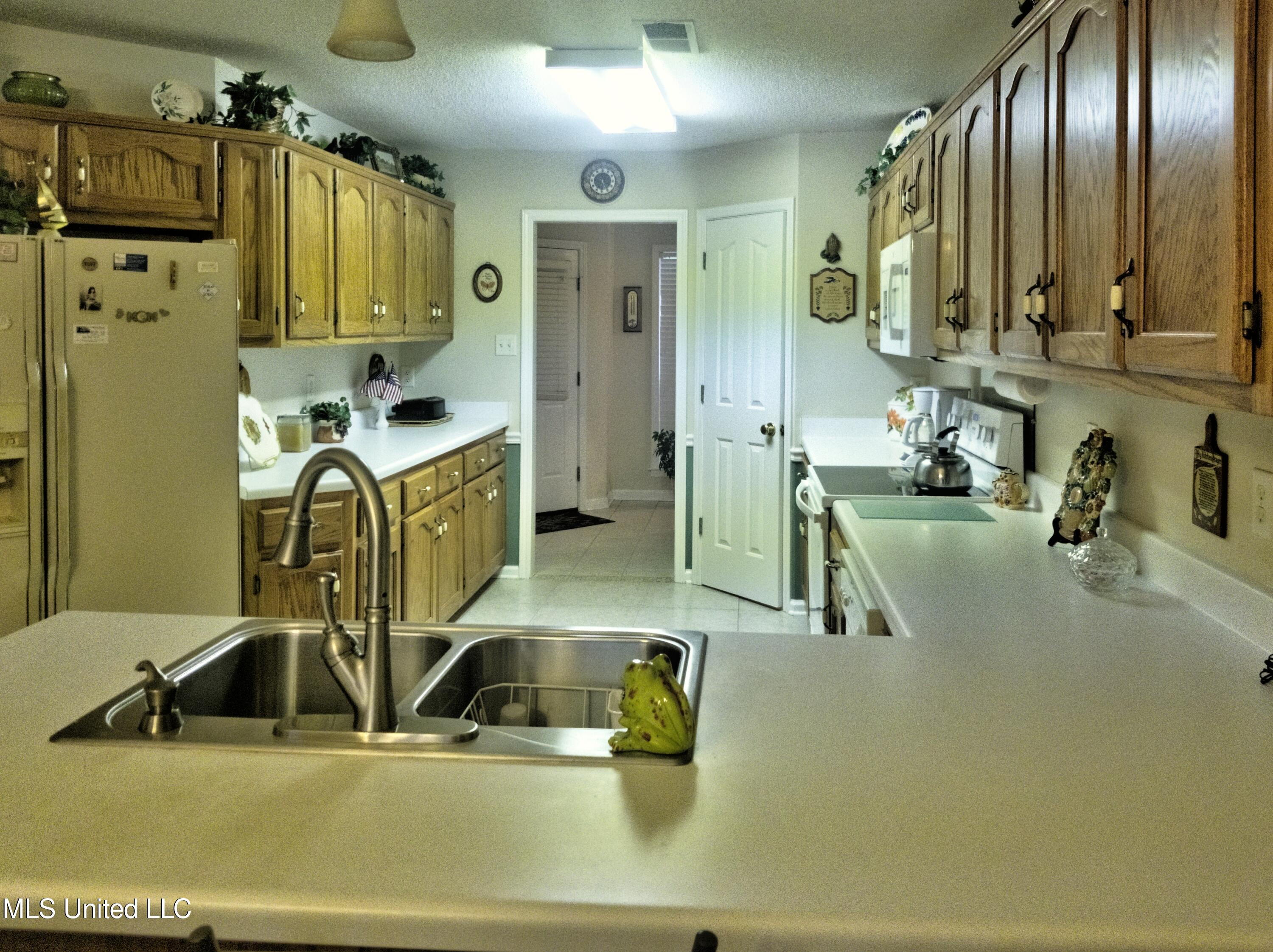 7703 Alexanders Ridge Cove Olive Branch, MS 38654 - Photo 4 of 10 7703 Alexaders Ridge Cv Kitchen 2 Balanc