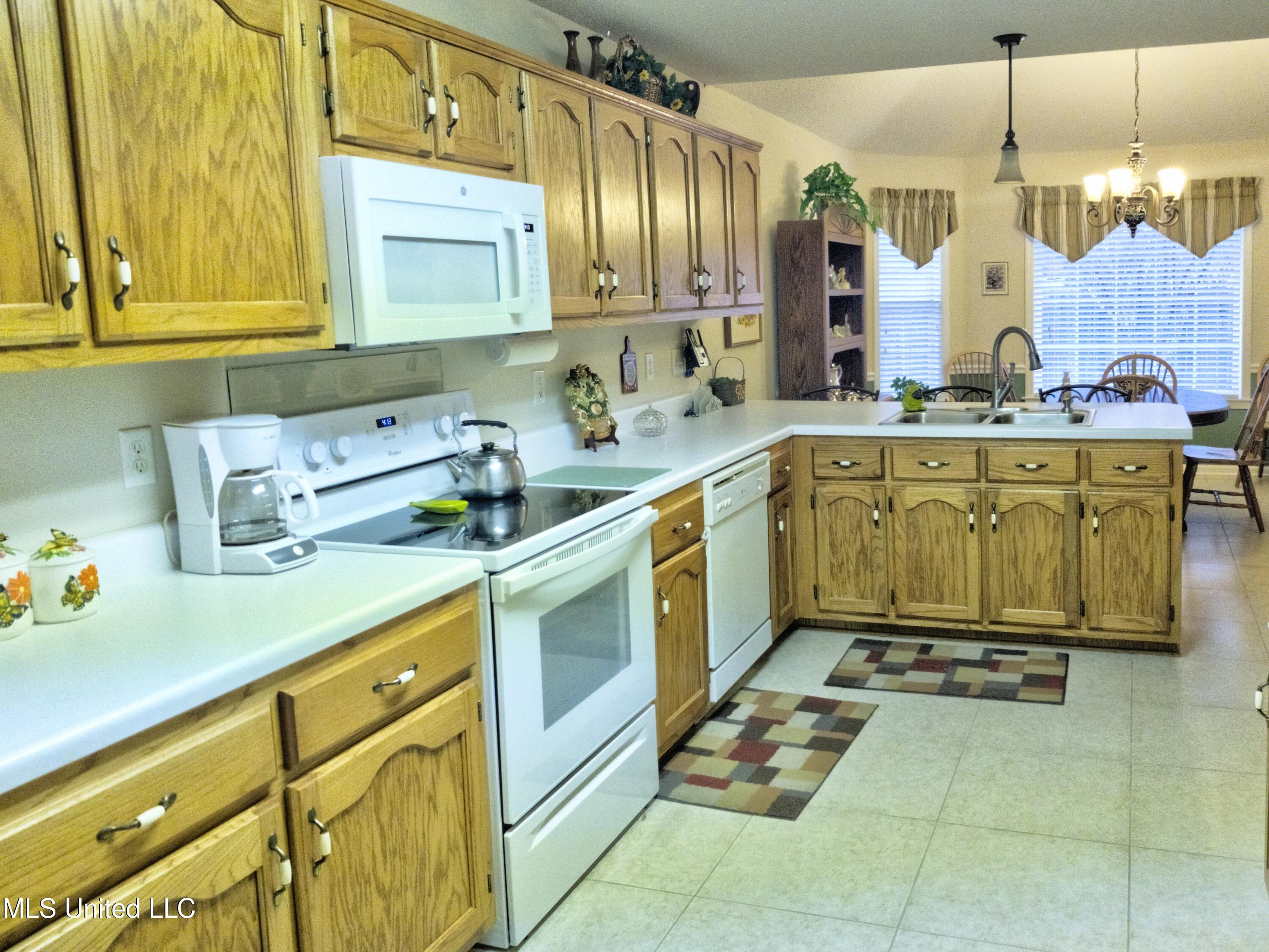 7703 Alexanders Ridge Cove Olive Branch, MS 38654 - Photo 5 of 10 7703 Alexaders Ridge Cv Kitchen 3 Balanc